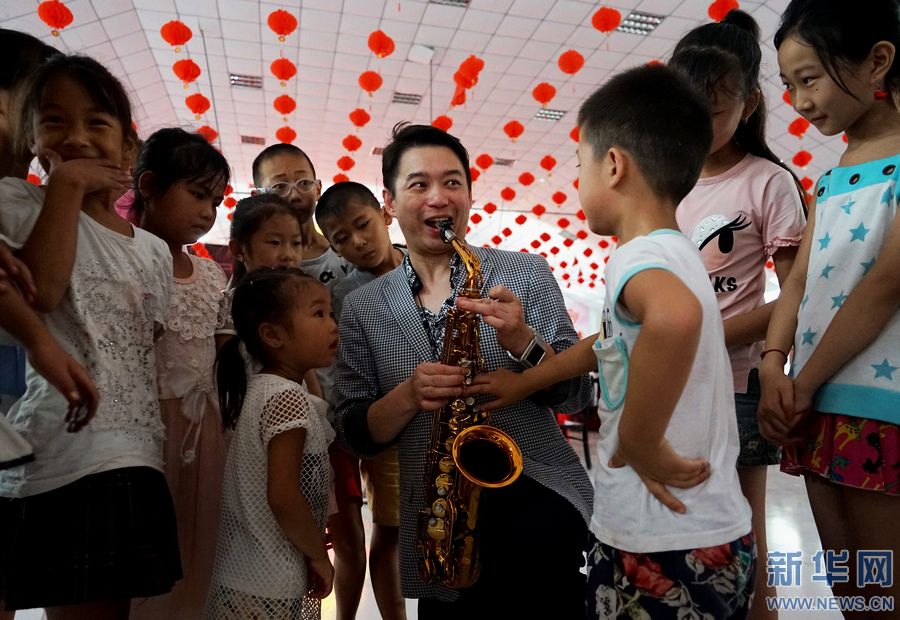 小山村“吹”來薩克斯風 小山村“吹”來薩克斯風