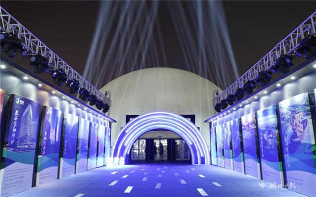 ӛڬF(xin)(chng)W(wng)һ(g)ռe1000ƽ׵ľ(ni)Д(sh)_(ti)ͶӰxXͬͶ䮋(hu)(sh)ּg(sh)Y(ji)ϹӰֶΣЇ(gu)30l(f)չvSȻǰ