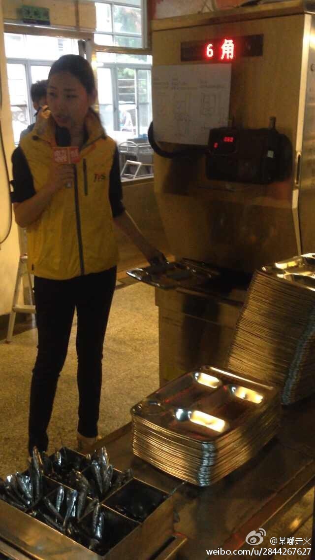 人工演示自動打飯機。