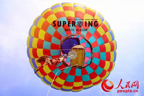 張瑞寧表演熱氣球高空逃脫