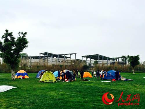 聞訊趕來現(xiàn)場露營的游客