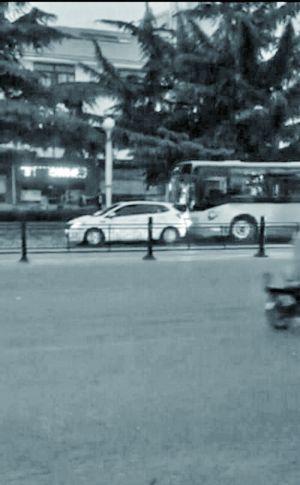 山東一公交司機路怒 頂轎車行數(shù)百米軋車主(圖)