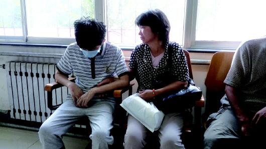 兒子失聯(lián)五年終重逢 昏迷路邊民警施援手