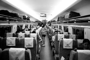 中國(guó)標(biāo)準(zhǔn)動(dòng)車組首次載客運(yùn)行 乘車空間等均有改進(jìn)