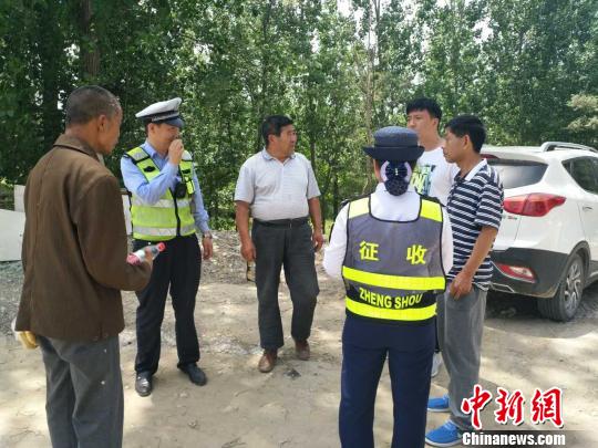 智障老人走失高速民警8小時(shí)奔波百公里幫其找家