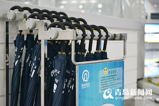 地鐵增配便民雨傘雨衣 憑證件可免費用(圖)