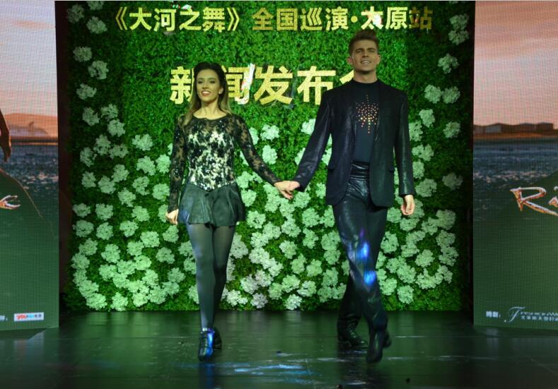 鮑比和納塔西亞現(xiàn)場(chǎng)秀舞技 張向斌 攝 鮑比和納塔西亞現(xiàn)場(chǎng)秀舞技 張向斌 攝