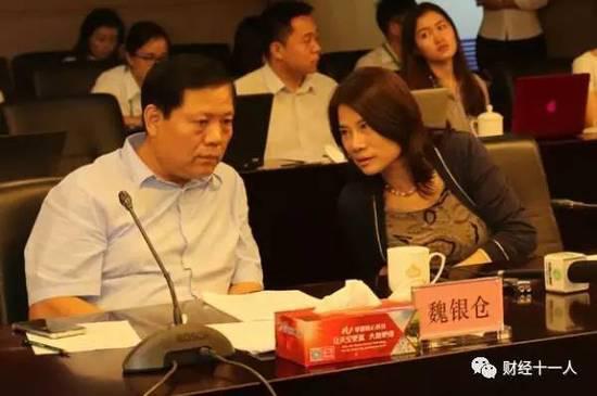 8月23日,董明珠與魏銀倉在格力收購銀隆媒體說明會上