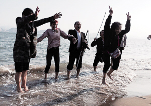 盲人們感受大海